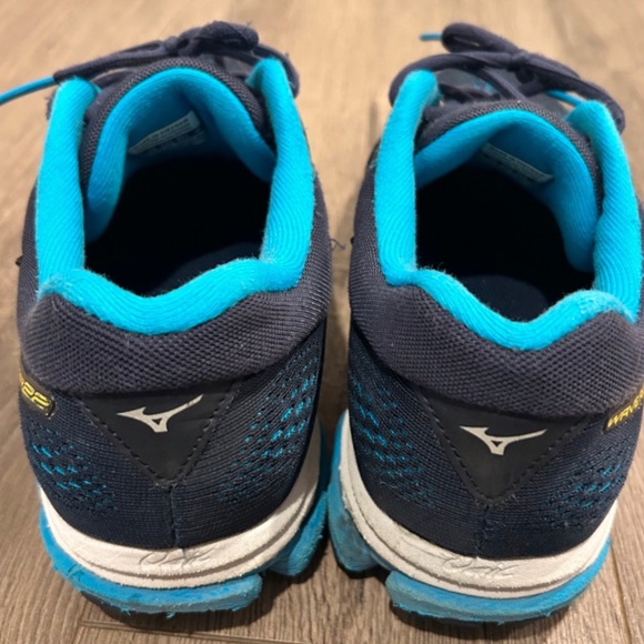 Mizuno Running Shoes - Picture 5 of 6